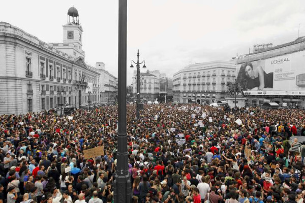 CIENTOS DE CONCENTRADOS EN LA PUERTA DEL SOL, CON AMPLIA PRESENCIA POLICIAL