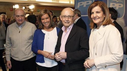 Las ministras Ana Mato y Fátima Báñez acompañadas de otros miembros del gobierno del PP