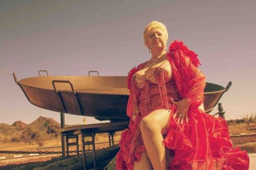 Rosita Amores es contratada por la Generalitat Valenciana para distraer a los ancianos. En cuentas poco claras.