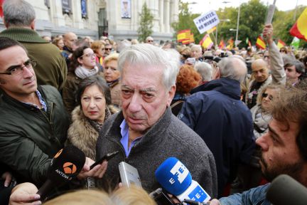 El escritor Mario Vargas Llosa activo opositor a la consulta que calificó de ataque a la democracia incluso en The York Times