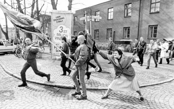 Fue foto del año en Suecia en 1985. Una mujer se enfrenta a bolsazos a una manifestación fascista en Vaxjo