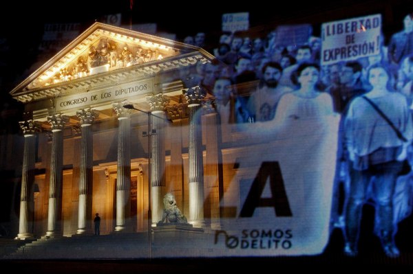 Foto de Pablo Blazquez que publica The New Yorker, uno de los medios que han referido la manifestación holograma   desarrollada en España por primera vez en el mundo. No sin razón. 