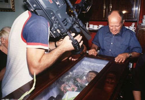 Un cámara de televisión toma imágenes del cuerpo sin vida de la niña de 13 años Encarnación Cabanillas. Foto: Florencio González/EFE