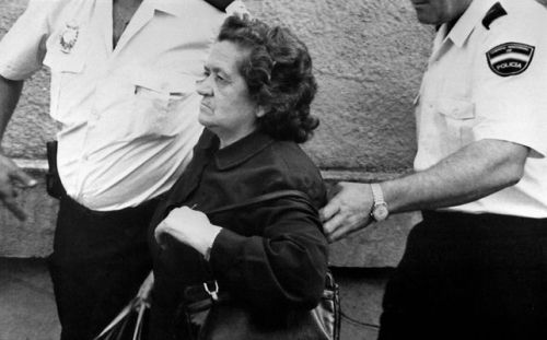 Una de las hermanas Izquierdo, Ángela, en la estación de Badajoz, a la que llegó escoltada por policías en el expreso Guadiana Madrid-Badajoz. Foto: Florencio González/EFE.