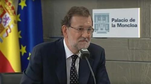 Rajoy repitió expresión en la declaración promocional ante periodistas que llamaron rueda de prensa. Se puso por unos momentos la de responder a Carlos Alsina de Onda Cero. Se repuso enseguida y ya luciría el resto del día la que llevó a TVE. 