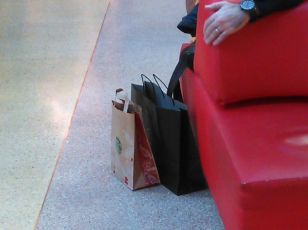 bolsas.señor.sentado