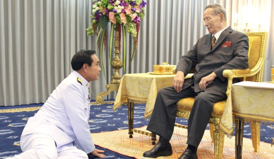 tailandia-chan-ocha-se-postra-ante-el-rey-efe