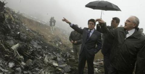 Federico Trillo, entonces Ministro de Defensa,  en el lugar del accidente bajo paragüas