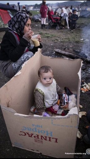 niño.refugiado.cartones.lloviendo